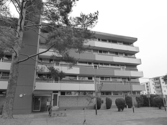 Helle und gut geschnittene Vier-Zimmer-Wohnung mit Balkon und Stellplatz!