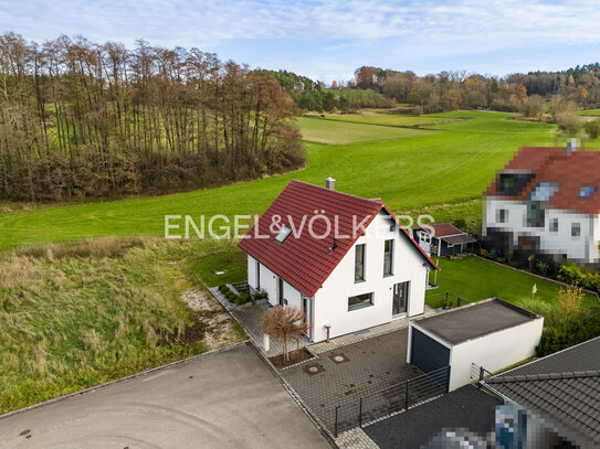 Einfamilienhaus aus 2015 mit Blick in die Natur