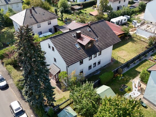 Kapitalanleger aufgepasst: Wohnhaus mit 3 Wohneinheiten und 5 Garagen in Höchstadt a.d.Aisch!