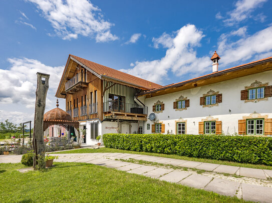 Charmantes Bauernhaus und Luxus Chalet mit Bergblick und Außenpool