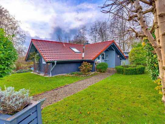 Strandnahes Ferienidyll an der Flensburger Förde: Skandinavisches Holzhaus auf großem Grundstück!