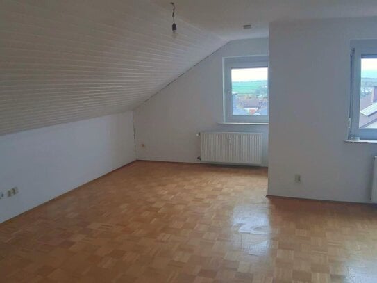 Geschmackvolle Dreizimmer Dachgeschosswohnung in Klein-Karben mit tollem Blick auf den Taunus