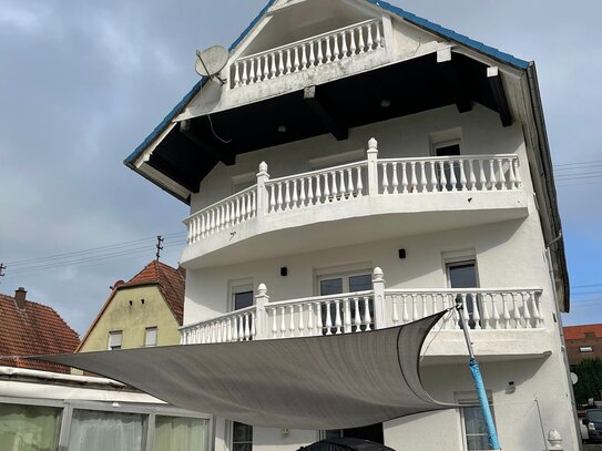 Charmante 5 Zimmer Wohnung in Ramstein-Miesenbach , großer Terrasse mit Gartenhaus und Doppelgarage