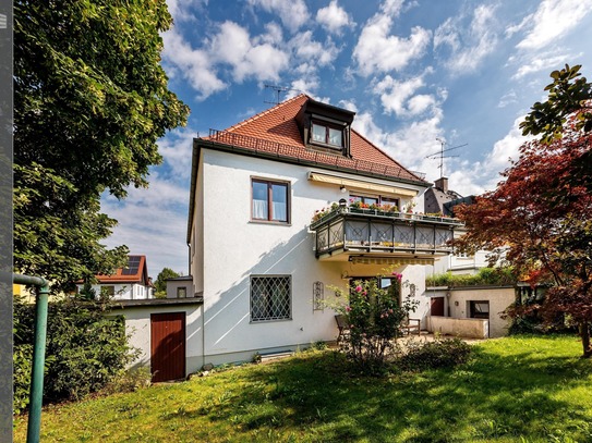 Traumhaftes Altbau-Einfamilienhaus mit drei separaten Einheiten und großem Potenzial in ruhiger Lage