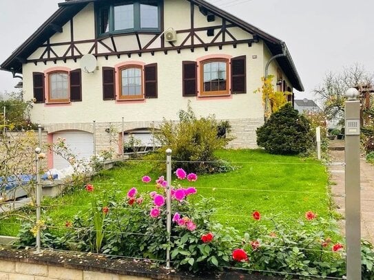 Geräumiges Landhaus in schöner grenznaher Lage - frei ab sofort !