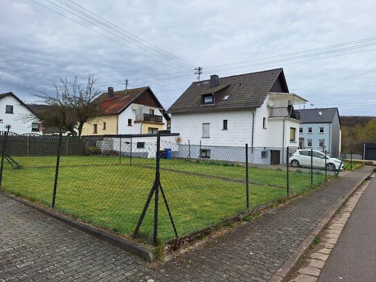 Grundstück mit Zweifamilienhaus wartet auf Sie