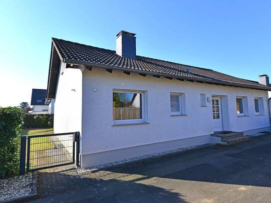Einziehen und wohlfühlen: Attraktiver Bungalow mit Garten und Garage