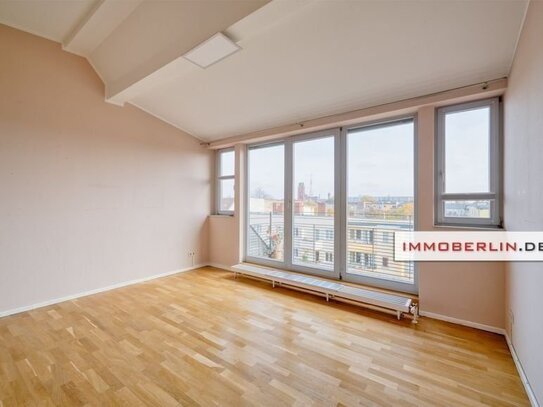 IMMOBERLIN.DE - Lichtdurchflutete Dachgeschosswohnung mit ruhiger Südterrasse & Lift nahe Akazienkiez & Winterfeldtplatz