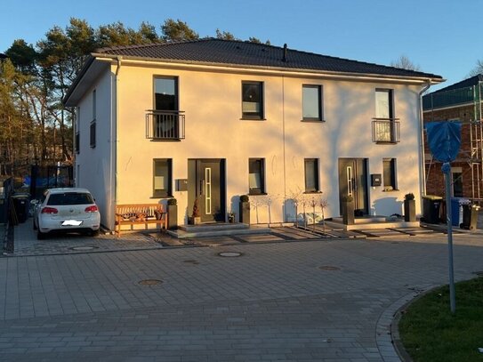 Neubau Doppelhaushälfte Stadtvilla ca. 115 m², KfW-55 inkl. ca. 450 m² Grundstück in Ahrensburg