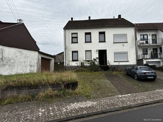 Freistehendes Wohnhaus mit Garage und großem Garten