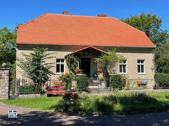 Ufergrundstück - bebaut mit einem 2-geschossigen Landhaus mit Remisen, einem Gartenwohnhaus etc.