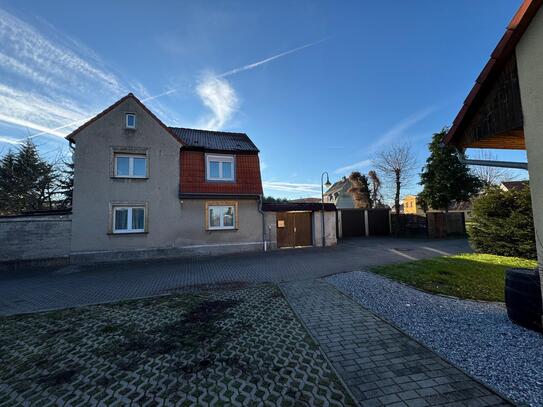 Einfamilienhaus mit 3 Garagen und großem Garten