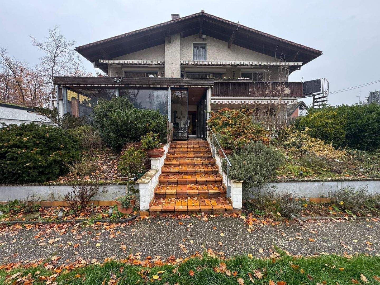 2 bis 3 Familienhaus mit Einliegerwohnung und parkähnlichem Grundstück "Rödermark"