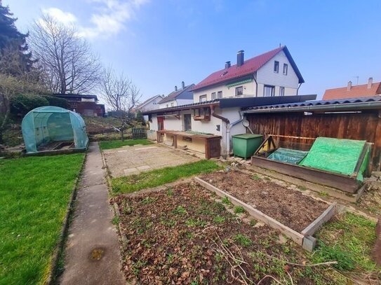 freistehendes Mehrfamilienhaus / Gartengrundstück & Garagen