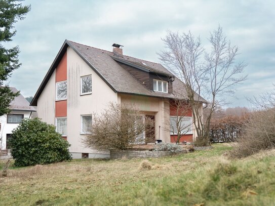 Sanierungsbedürftiges Einfamilienhaus mit großzügigem Grundstück in Oberviechtach