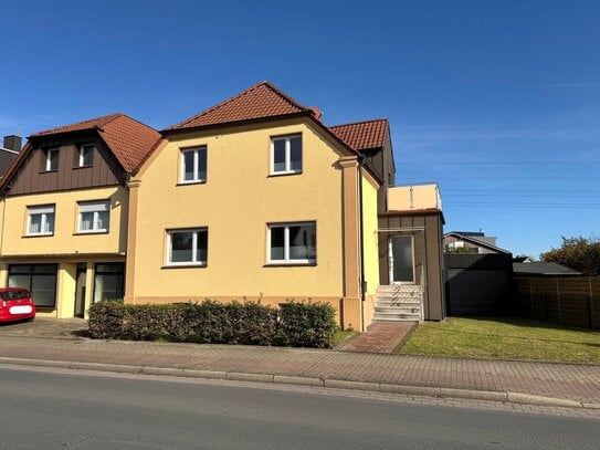 Wohn- und Geschäftshaus 1 Wohnung über 2 Ebenen, 1 Reihenendhaus, 1 Gewerbeeinheit, 7 Stellplätze und Carport