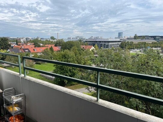 Schöne, helle 1-Zimmer-Wohnung in Schwabing mit Blick auf Leopoldstraße und Petuelring