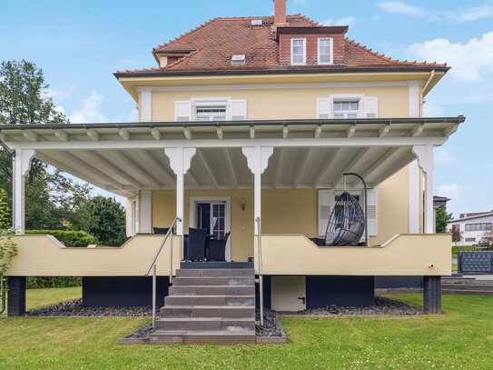 Neuwertige Stadtvilla mit Garten und großer Garage