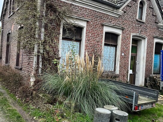 Sanierungsbedürftiges Zweifamilienhaus mit Garten