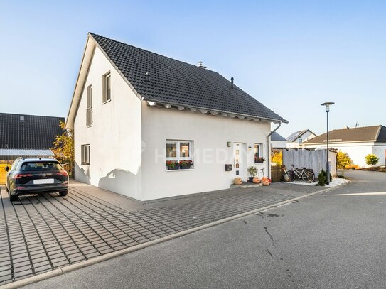 Neuwertiges Einfamilienhaus mit großzügigem Grundstück, Garten, Terrasse & zwei Stellplätzen