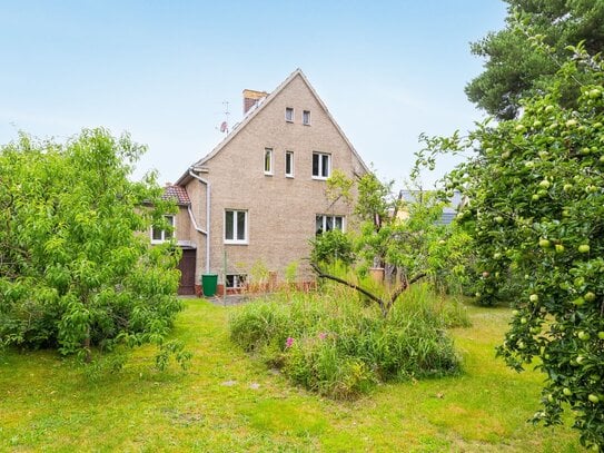 Bahnhofsnah! Einfamilienhaus mit viel Potenzial in Biesdorf - Mit Keller, Garage, großem Garten