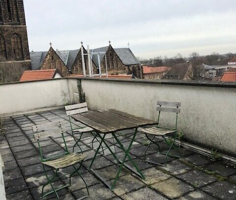 Helle, freundliche Dachgeschosswohnung mit Terrasse in der Innenstadt, WG geeignet