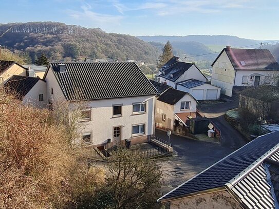 Familienhaus mit großem Inneren und kleinem Garten in ruhiger Lage.