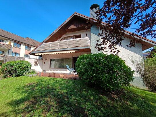 freistehendes Einfamilienhaus mit Garage und Garten mit Blick in die Natur