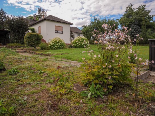 Einfamilienwohnhaus mit Nebengebäude und Garage auf Traumgrundstück im Grünen