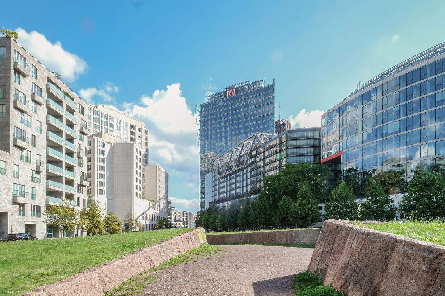Zwischen High-Tech und Tiergarten: Wohnen in der Esplanade Residence - Foto 1