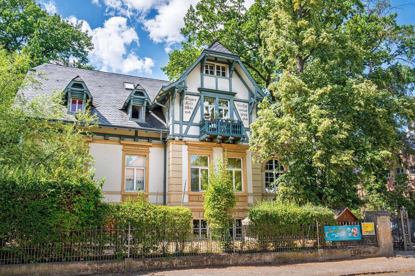 Freistehende Denkmalvilla in Dresden Striesen mit frei werdender Gewerbeeinheit