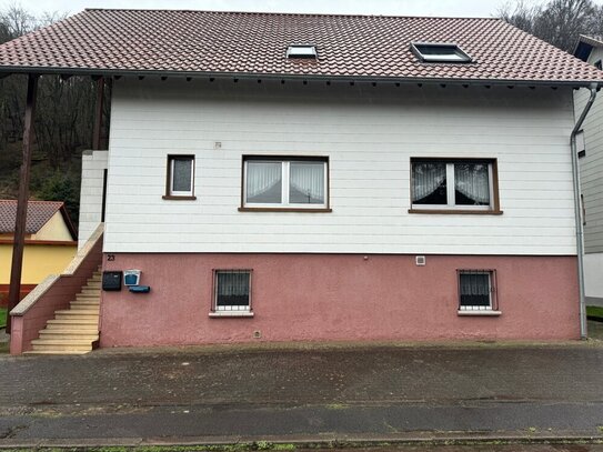 Schönes freistehendes Ein- bis Zweifamilienhaus mit 146 m² Wfl., Garten, 582m² Grund, Waldrandlage