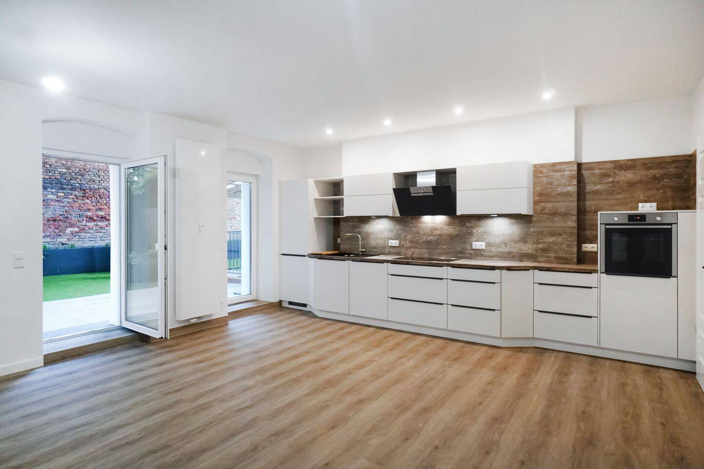 Erstbezug nach umfassender Modernisierung - charmantes Wohnen mit privatem Garten ! - Photo 1