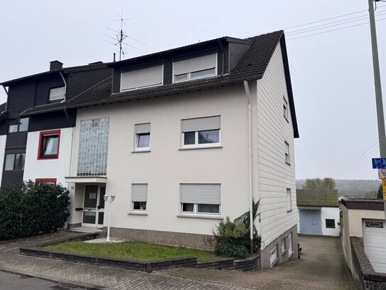 Attraktives Mehrfamilienhaus mit 4 Wohneinheiten, 7 Garagen und einer ca. 491 m² großen Lagerhalle