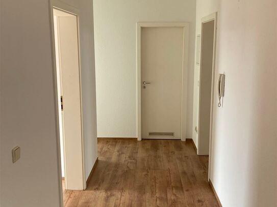 Gemütliche 3-Zimmer mit Laminat, EBK, Balkon und Wannenbad!