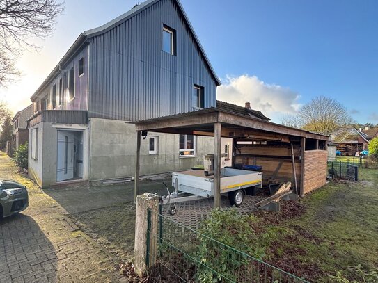 Haushälfte mit Einliegerwohnung und Carport