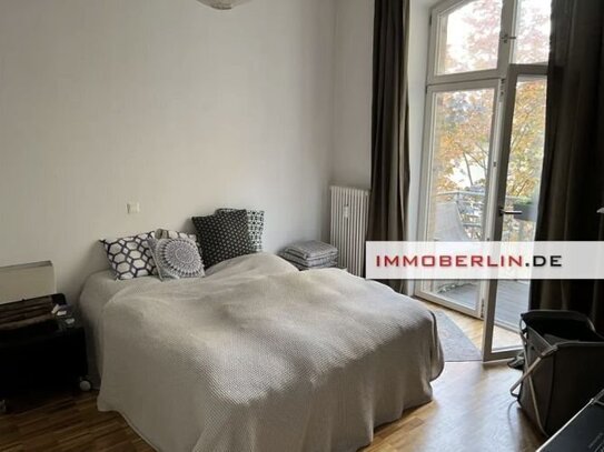 IMMOBERLIN.DE - Top-Zentrumslage: Exquisite Stuck-Altbauwohnung mit ruhigem Balkon