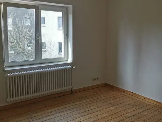 Zentral, Altbau 2-Zimmer-Wohnung im 1. OG