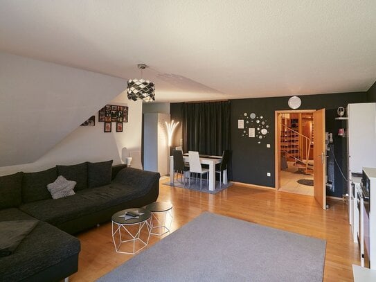 Sofort frei: Schöne, großzügige Maisonette-Wohnung mit 4 Zimmern, 2 Balkonen, Einbauküche und TG-Stellplatz