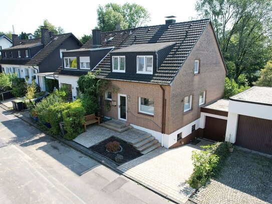 Ansprechendes Einfamilienhaus als DHH mit Garage in ruhiger Seitenstrasse von Odenthal-Glöbusch.