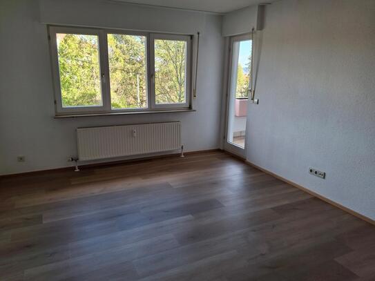 Schöne 2 Zimmerwohung mit Balkon und Einbauküche