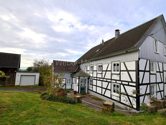 Umgeben von Natur: Einseitig angebautes Fachwerkhaus mit Garten, Garage und Scheune