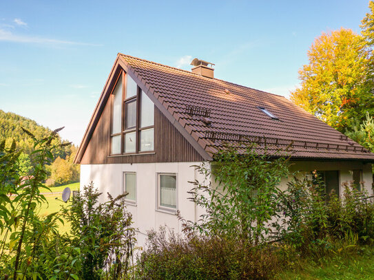 Die Natur direkt vor Deiner Tür - Großes Wohnhaus mit kleinem Waldstück in Gößweinstein/OT