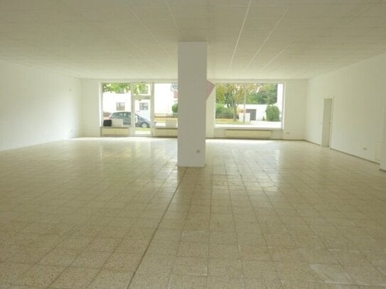 An Hauptstraße: Ca. 192 m² in stattlichem Gebäude, gut sichtbar, mit großen Schaufenstern+Parkplatz!