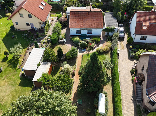 Teilbares Baugrundstück mit kleinen Bungalow: Option für 1-2 Neubauten in attraktiver Lage