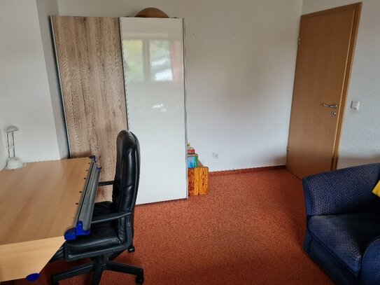 geräumiges teilmöbliertes Zimmer in 4er WG nahe Heidelberg zu vermieten