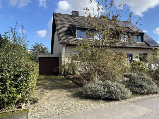 Doppelhaushälfte mit Garten und Garage in ruhiger Lage von Neuss