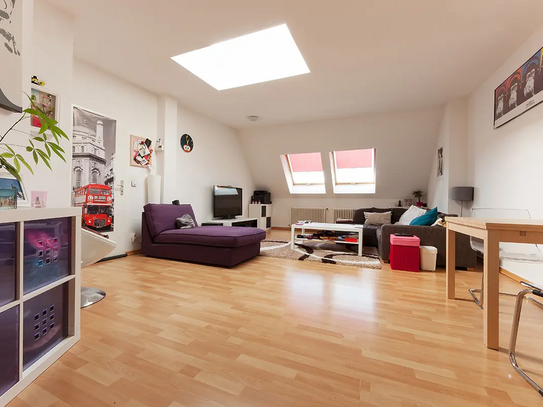 Helle Dachgeschoss Wohnung mit 12m² Terrasse nähe Kollwitzplatz