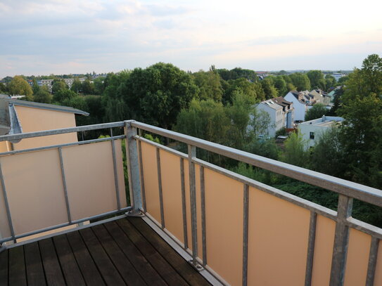 TOP Whg. im DG - frei ab 1.3.25 - Laminat - großer Balkon**