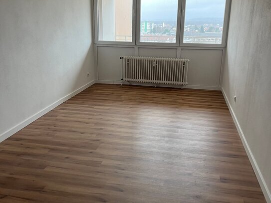 Renovierte 2-Zimmerwohnung mit Balkon und Einbauküche. Skylineblick